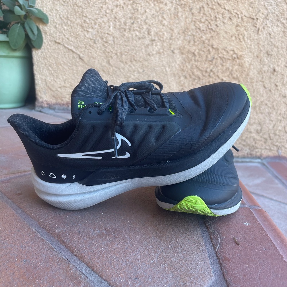 Nike Women’s Air Winflo 9 Shield (Size 7)